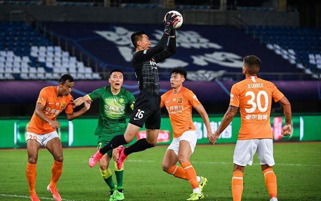 卡斯尔成马刺队史第三位在21岁以下得到30+10+5的球员