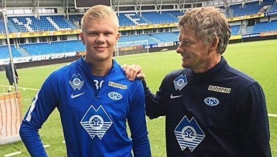 川超自贡队提前出线，奥运冠军高敏献花，全队坐摩托车巡游